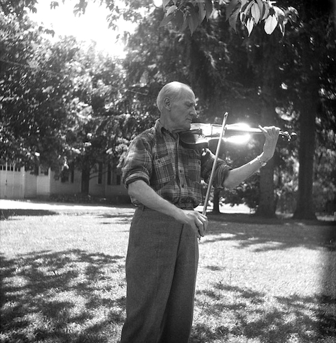 Lyonel Feininger spielt Violine im Freien II