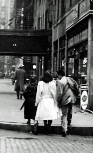 Drei junge Menschen am Washington Place, Ecke Mercer St.