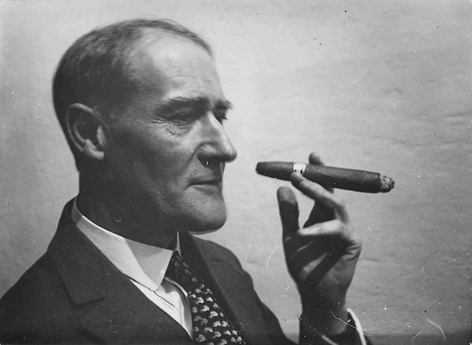 Lyonel Feininger mit Zigarre