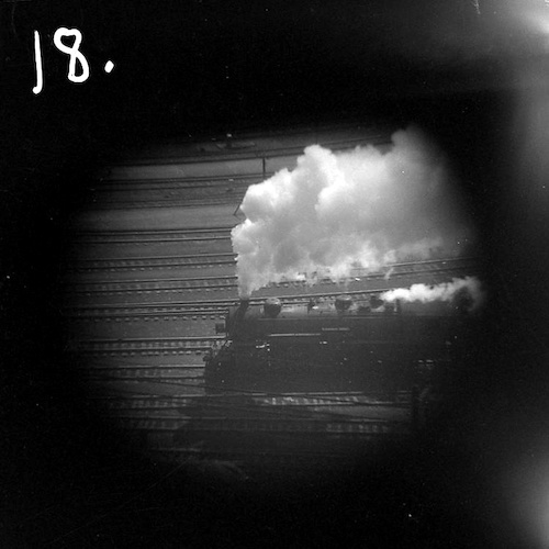Lokomotive unter Dampf aus Vogelperspektive [Telefoto]
