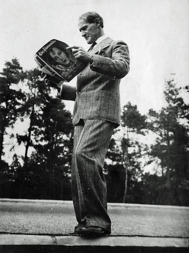 Lyonel Feininger reads Die Filmwoche [23 Mai 1928 issue, Greta Garbo]