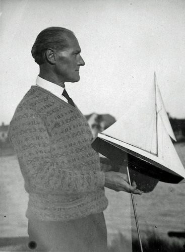 Lyonel Feininger mit Modellyacht