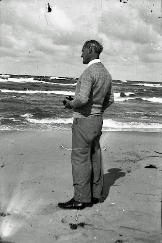 Lyonel Feininger stehend am Strand
