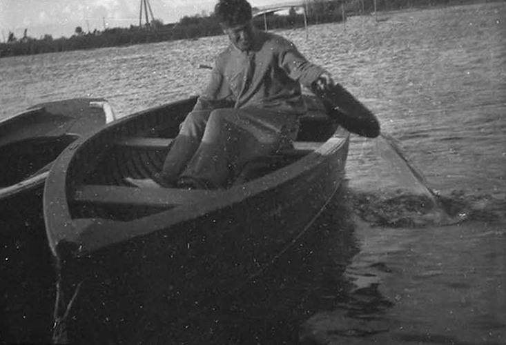 Laurence Feininger beim Wasserschöpfen