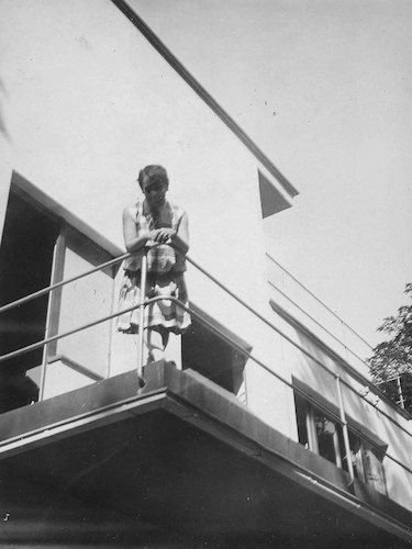 Julia Feininger auf dem Balkon des Meisterhauses