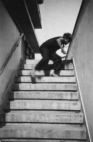 Karla Grosch auf der Treppe