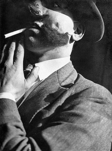 Mann mit Maske und Zigarette, Alexander (Xanti) Schawinsky