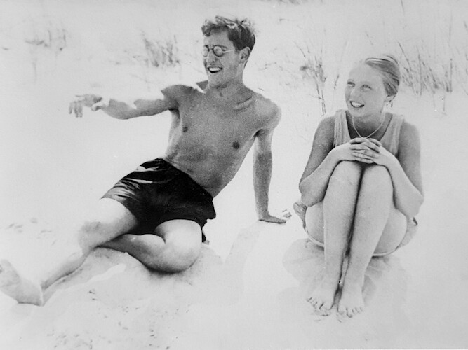 Ilse Garbe und Laurence Feininger in den Dünen