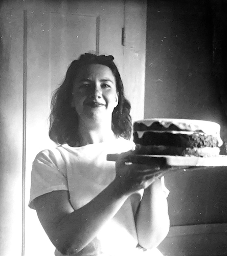 Cynthia präsentiert einen Kuchen