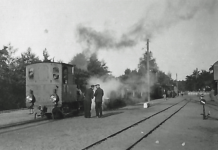 Die Treptower Kleinbahn mit zwei Bahnbeamten