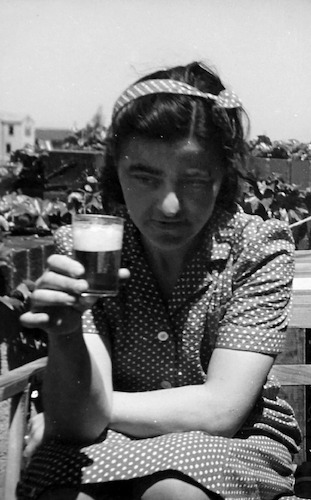 Norah mit einem Bier auf dem Balkon