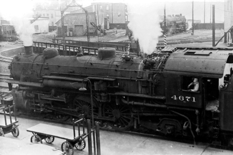 Lokomotive 4671 am Bahnsteig