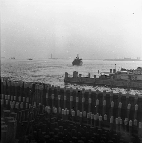Blick auf die Statue of Liberty und Schiffsverkehr vom Governors Island aus gesehen