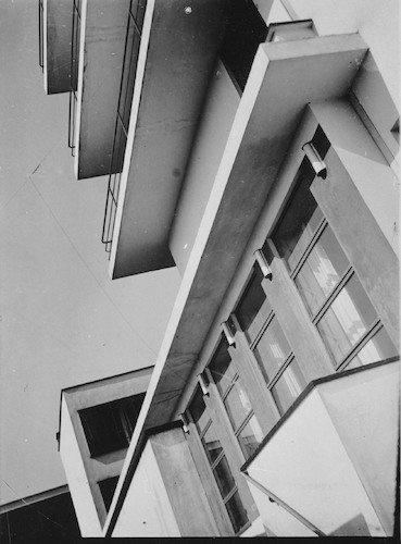 Kantinenfenster und Balkons am Bauhaus