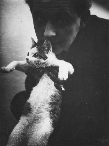 Clemens Röseler mit seiner Katze, vertikal