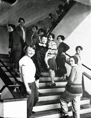 Die Weberinnen auf der Bauhaustreppe, Gunta Stölzl, Meister der Weberei, mit ihren Studierenden