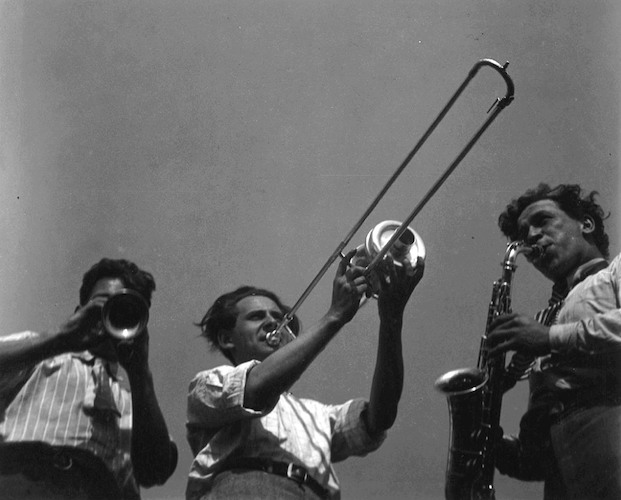 Mitglieder der Bauhauskapelle als Trio auf dem Dach des Bauhauses I. Ernst Egeler, Clemens Röseler, Alexander (Xanti) Schawinsky