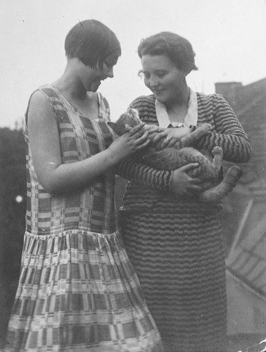 Suse Ackermann und Inge Kehler mit ihrer Katze