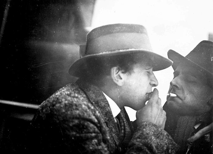 Alexander (Xanti) Schawinsky und Clemens Röseler stecken eine Zigarette an