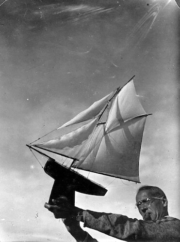 Lyonel Feininger hält eine Modellyacht in den Wind