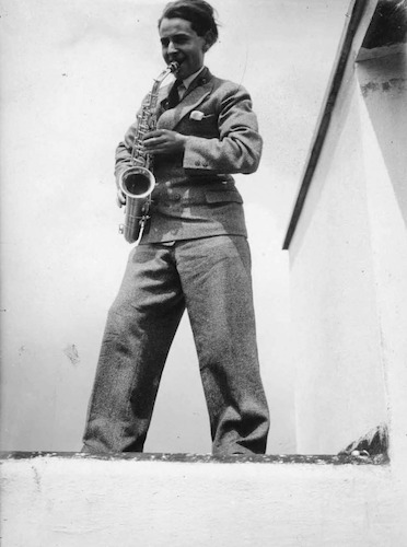 Clemens Röseler with saxophone, full length