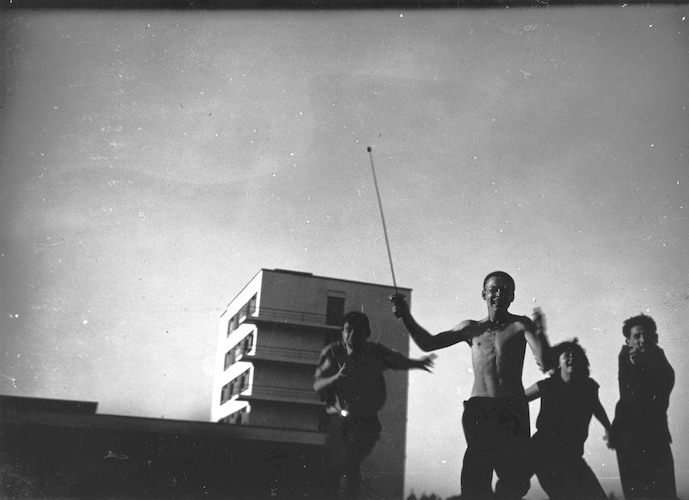 Impromptu comedy VI. Albert Mentzel, Georg Hartmann with foil, Myriam Manuckiam (koko), Naftalie Rubinstein on the Bauhaus sports field