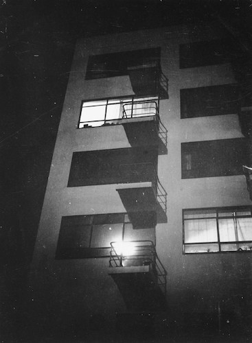 Bauhaus Ateliergebäude bei Nacht
