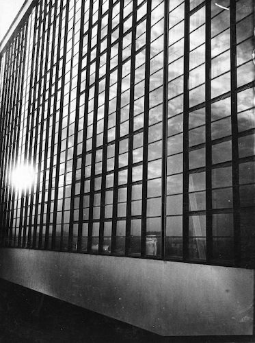 Spiegelung der Sonne in der Fensterwand des Werkstattgebäudes, Sicht vom ersten Treppenabsatz des Hauptgebäudes
