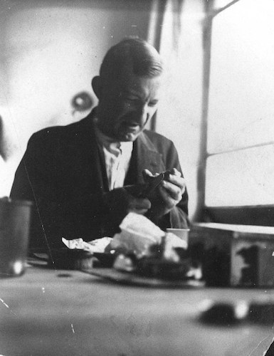 Andor Weininger in seinem Atelier im Bauhaus, beim Essen