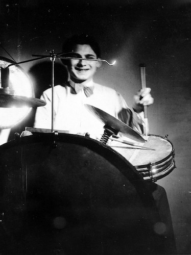 Roman Clemens am Schlagzeug der Bauhauskapelle*, Vorderansicht