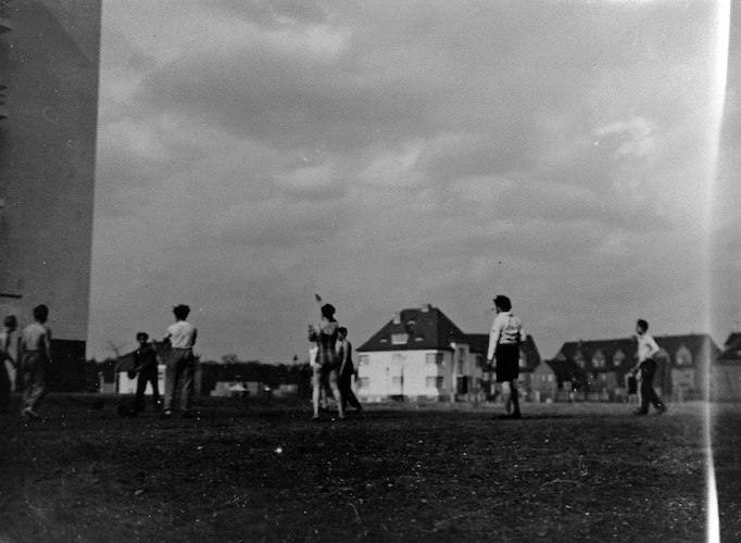 Körperliches Ertüchtigungsprogramm I. Handball auf dem Bauhaus-Spielplatz, links Südost Ecke des Bauhaus-Gebäudes