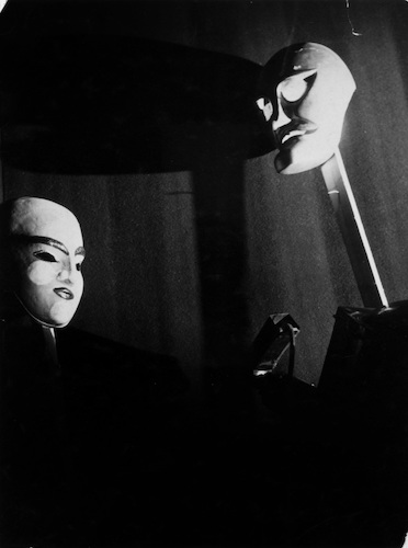 Stillleben mit zwei Masken von T. Lux Feininger, in Dunkelheit