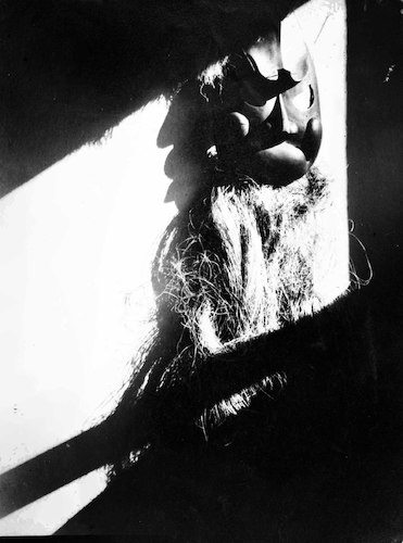 Stillleben mit hölzerner Maske von T. Lux Feininger, im Sonnenschein