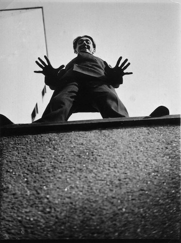 Otto Rittmeyer [Rittweger] auf dem Dach des Bauhauses