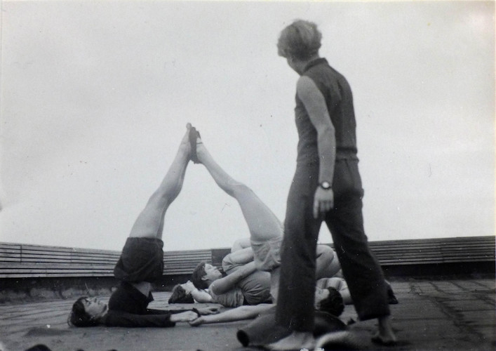 Gymnastik der Frauen auf dem Dach des Bauhauses, Leitung Karla Grosch III (Bodengymnastik)