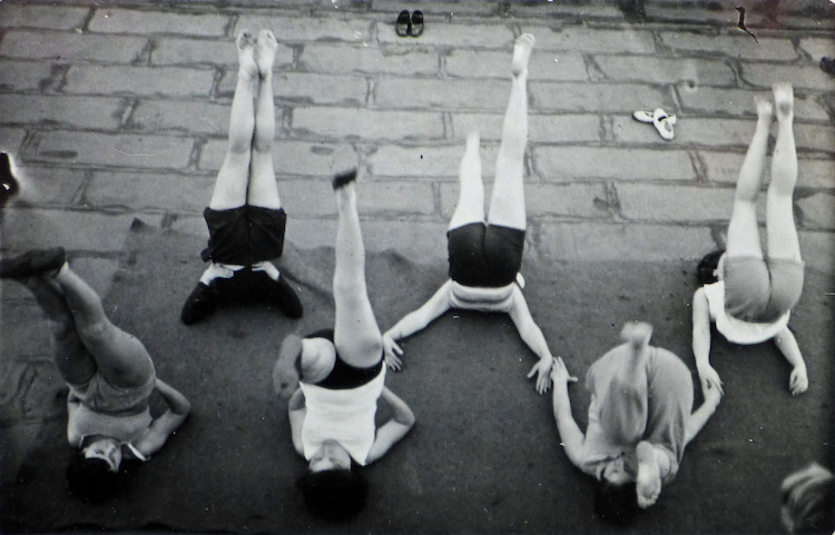 Gymnastik der Frauen auf dem Dach des Bauhauses, Leitung Karla Grosch II