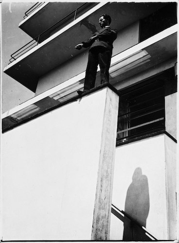 Clemens Röseler auf der Brüstung vor der Bauhauskantine