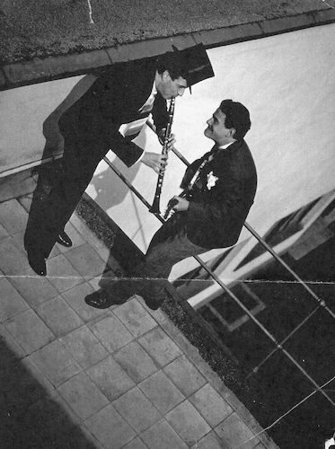 Schirmeinski und Jircksen [Alexander (Xanti) Schawinsky und Werner Jackson] auf dem Dach des Bauhauses