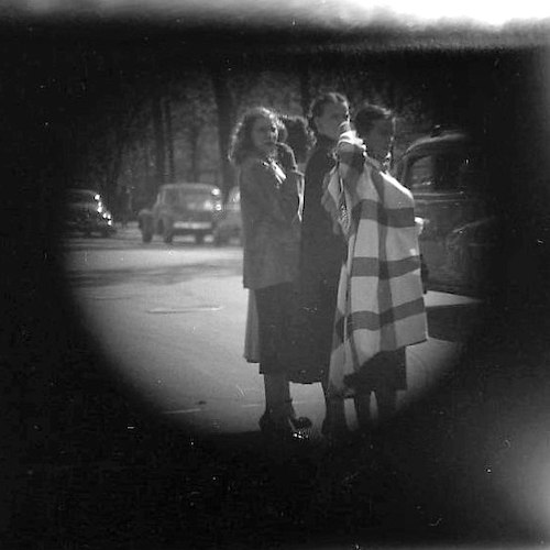 Drei junge Frauen [Telefoto]