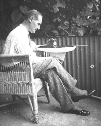Lyonel Feininger mit Modellyacht auf dem Balkon I