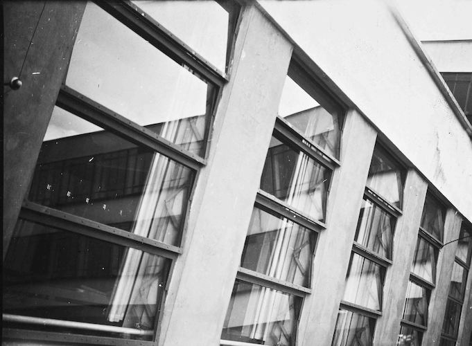 Bauhaus Dessau, Verbindungsbau (Durchdringung, Spiegelung)