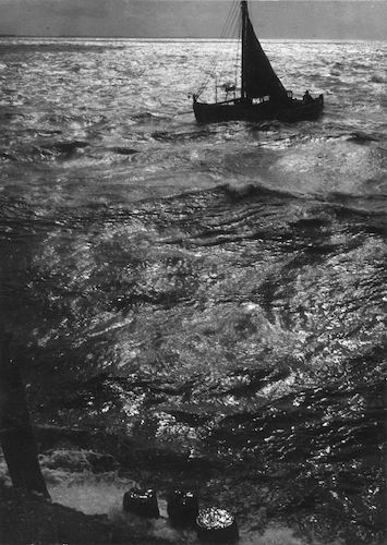 Fischerboot in der Regamündung, Motorsegler aus Kolberg ausfahrend, Gegenlichtaufnahme