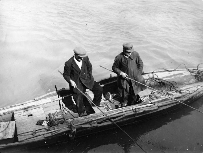 Angler mit Ruten in einem verankerten Boot. New view photo