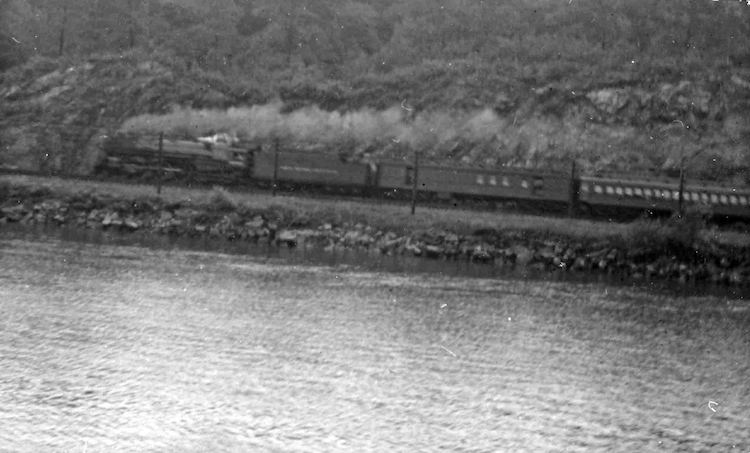 Zug am Ostufer des Hudson River fotografiert vom Dayline Boat “Robert Fulton” IV