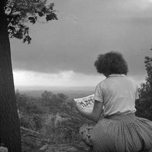 Jeanne Feininger mit Zeitung 