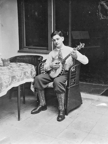 Selbstportrait mit Banjo (Selbstportrait auf der Terrasse am Meisterhaus Dessau, Banjo spielend) [Urheberschaft unklar]