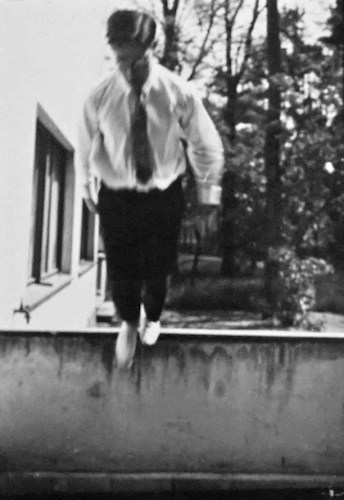 Laurence Feininger auf dem Dach des Bauhauses Dessau
