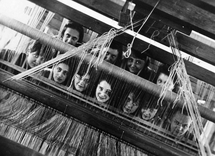 Students of the weaving workshop of master weaver Kurt Wanke in a loom [Authorship uncertain]