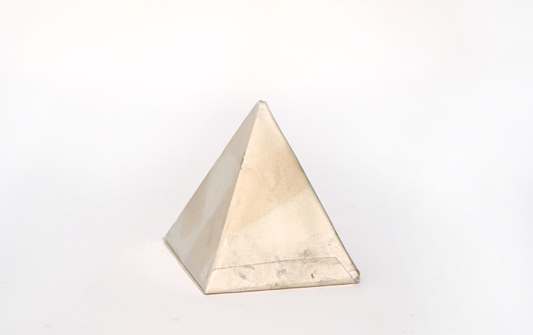 Polyeder (Pyramide mit 4 Seiten- und 1 Grundfläche)