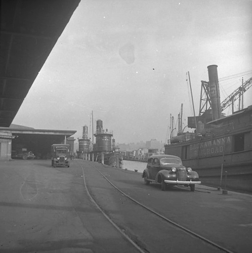 Erie Railroad Jersey City Dock. Zwei Schlepper und die Fähre 